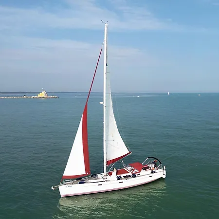 Bgroupsailing Marina Di Úszó hotel *