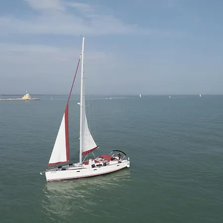 Bgroupsailing Marina Di Úszó hotel *